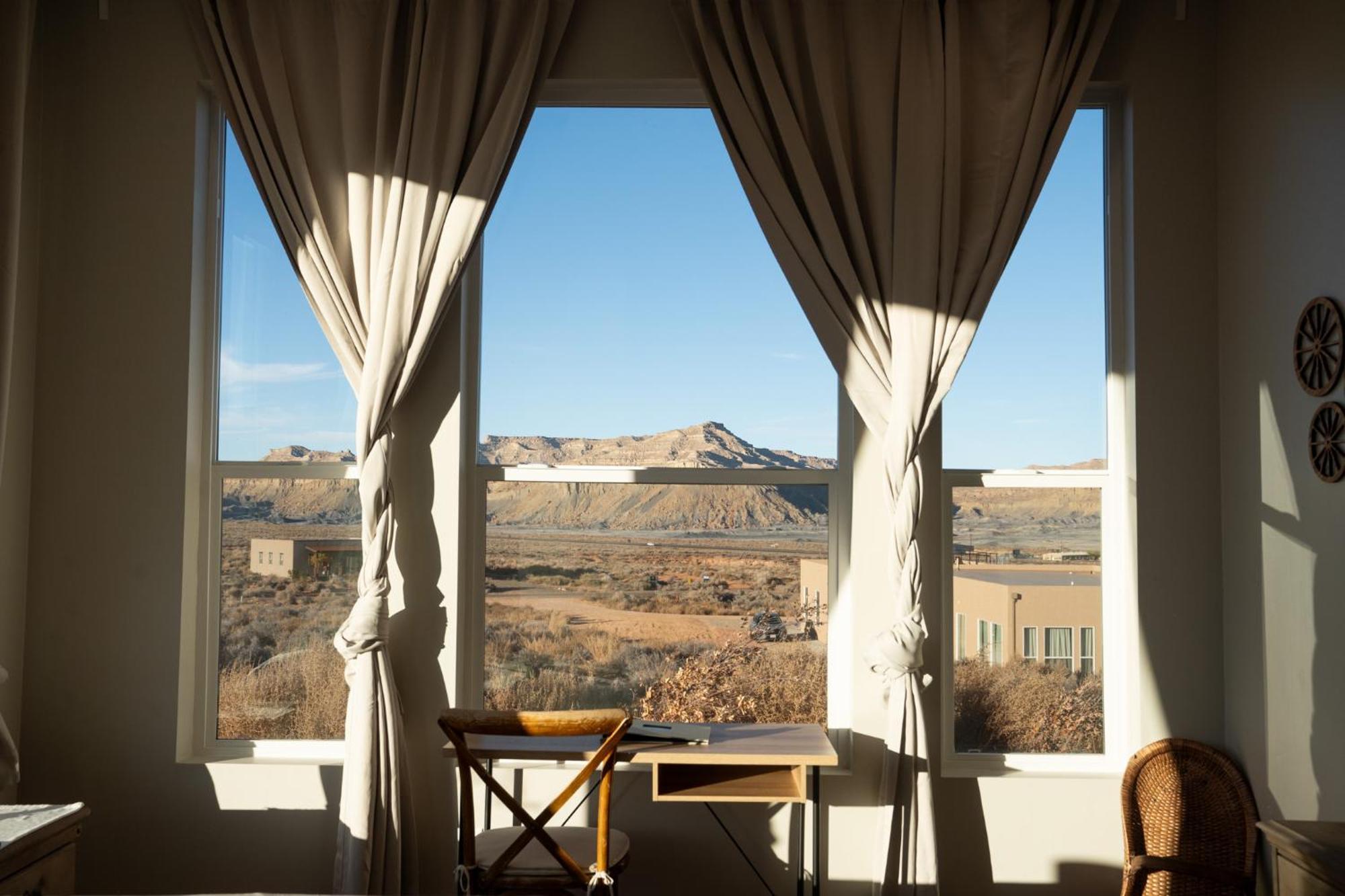 Page Arizona Border Town- Grand Serenity Room With Mesa Views Big Water Εξωτερικό φωτογραφία