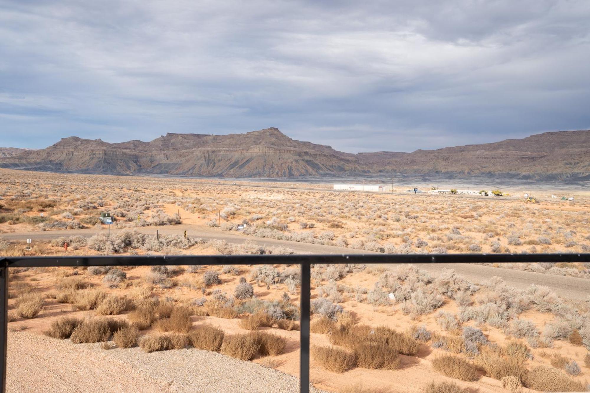 Page Arizona Border Town- Grand Serenity Room With Mesa Views Big Water Εξωτερικό φωτογραφία